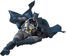 Charger l'image dans la galerie, Batman : Hush MAFEX No.166 Batman (Stealth Jumper Ver.) PAR MEDICOM TOY - MARQUE DC COMICS