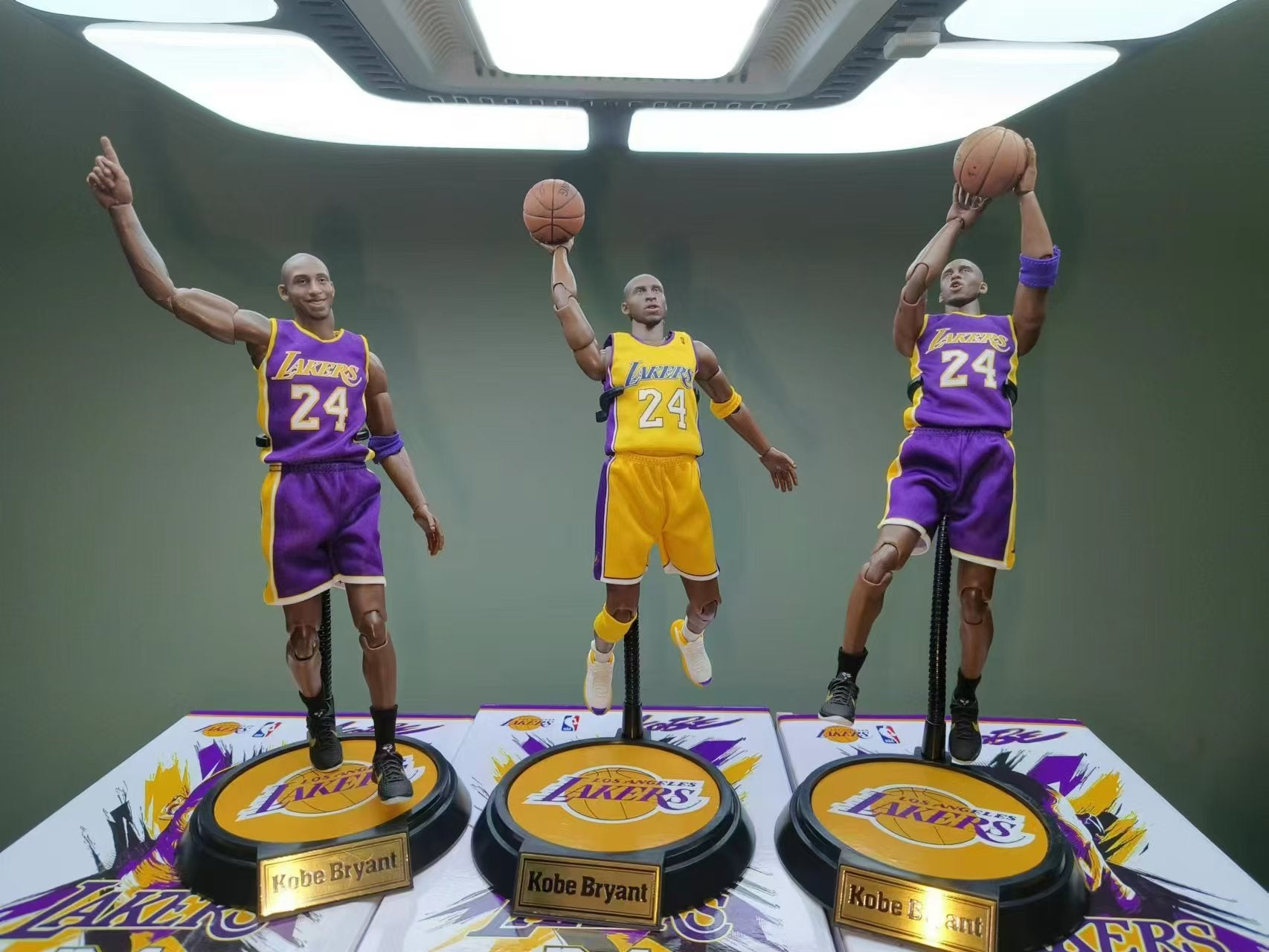 Kobe Bryant 1/9 Scale (Los Angeles Lakers) Action Figure Regular