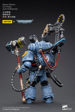 Charger l&#39;image dans la galerie, Figurine Warhammer 40K Space Wolves Iron Priest Jorin Fellhammer à l&#39;échelle 1/18 PAR JOYTOY - MARQUE WARHAMMER 
