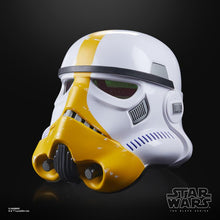 Charger l&#39;image dans la galerie, Casque électronique portable Star Wars : The Black Series Artillery Stormtrooper à l&#39;échelle 1:1 (The Mandalorian) PAR HASBRO - MARQUE STAR WARS 
