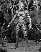 Charger l&#39;image dans la galerie, Universal Monsters Ultimate Creature from the Black Lagoon (Version noire et blanche) PAR NECA - MARQUE UNIVERSAL MONSTERS 
