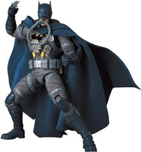 Load image into Gallery viewer, Batman: Hush MAFEX No.166 Batman (Stealth Jumper Ver.) BY MEDICOM TOY - BRAND DC COMICS
