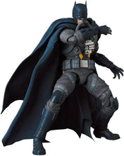 Load image into Gallery viewer, Batman: Hush MAFEX No.166 Batman (Stealth Jumper Ver.) BY MEDICOM TOY - BRAND DC COMICS
